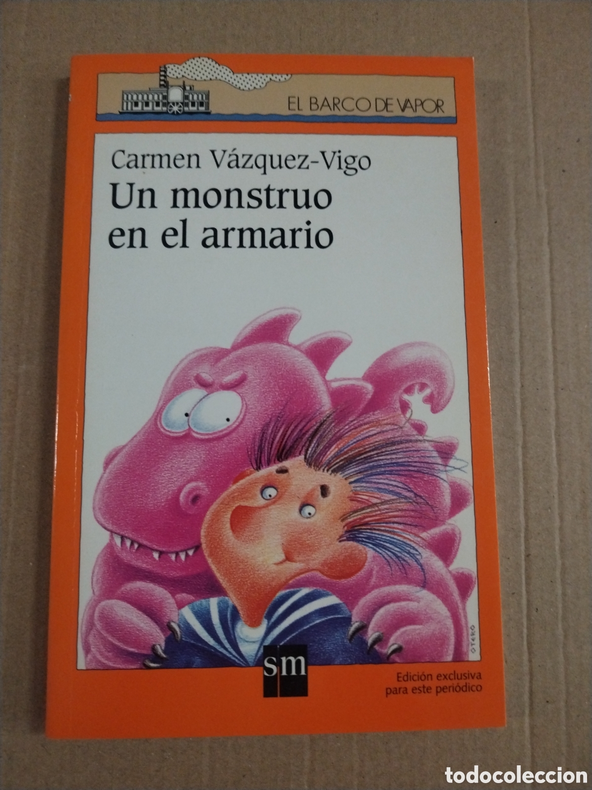 Livros em segunda m&atilde;o: UN MONSTRUO EN EL ARMARIO. CARMEN VAZQUEZ VIGO. BARCO DE VAPOR