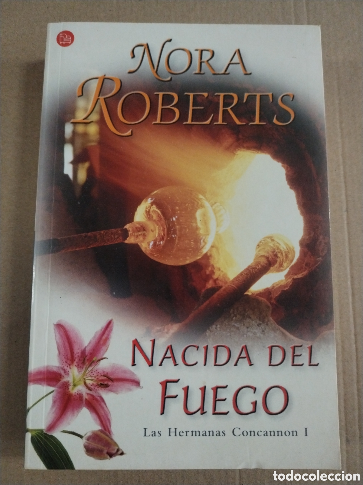 books: NACIDA DEL FUEGO. Nora Roberts. CL.