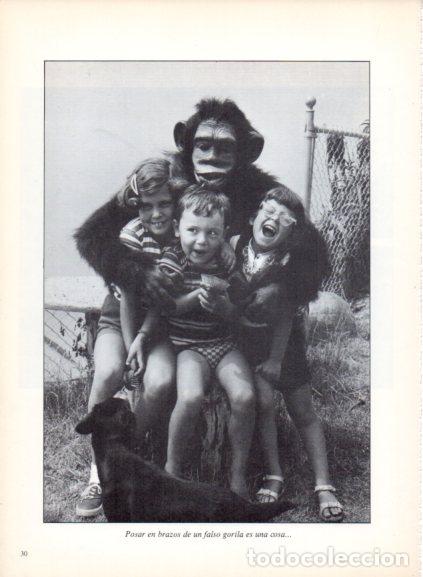Livros em segunda m&atilde;o: LAMINA V53663: Ni&ntilde;os junto a un falso gorila. Foto Holmes Lebel