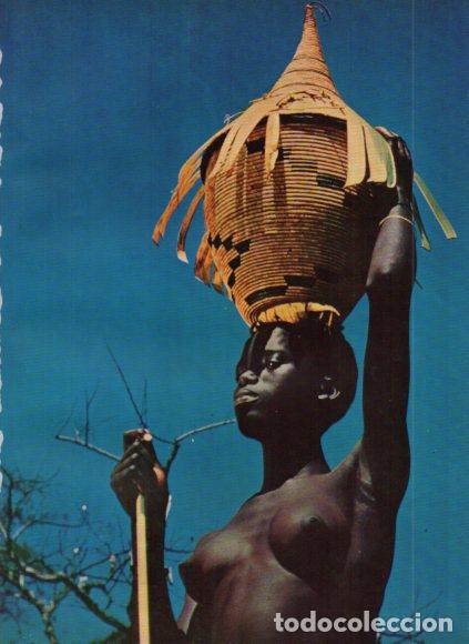 Livros em segunda m&atilde;o: LAMINA V53736: Muchacha transportando grano en Ruanda-Urundi