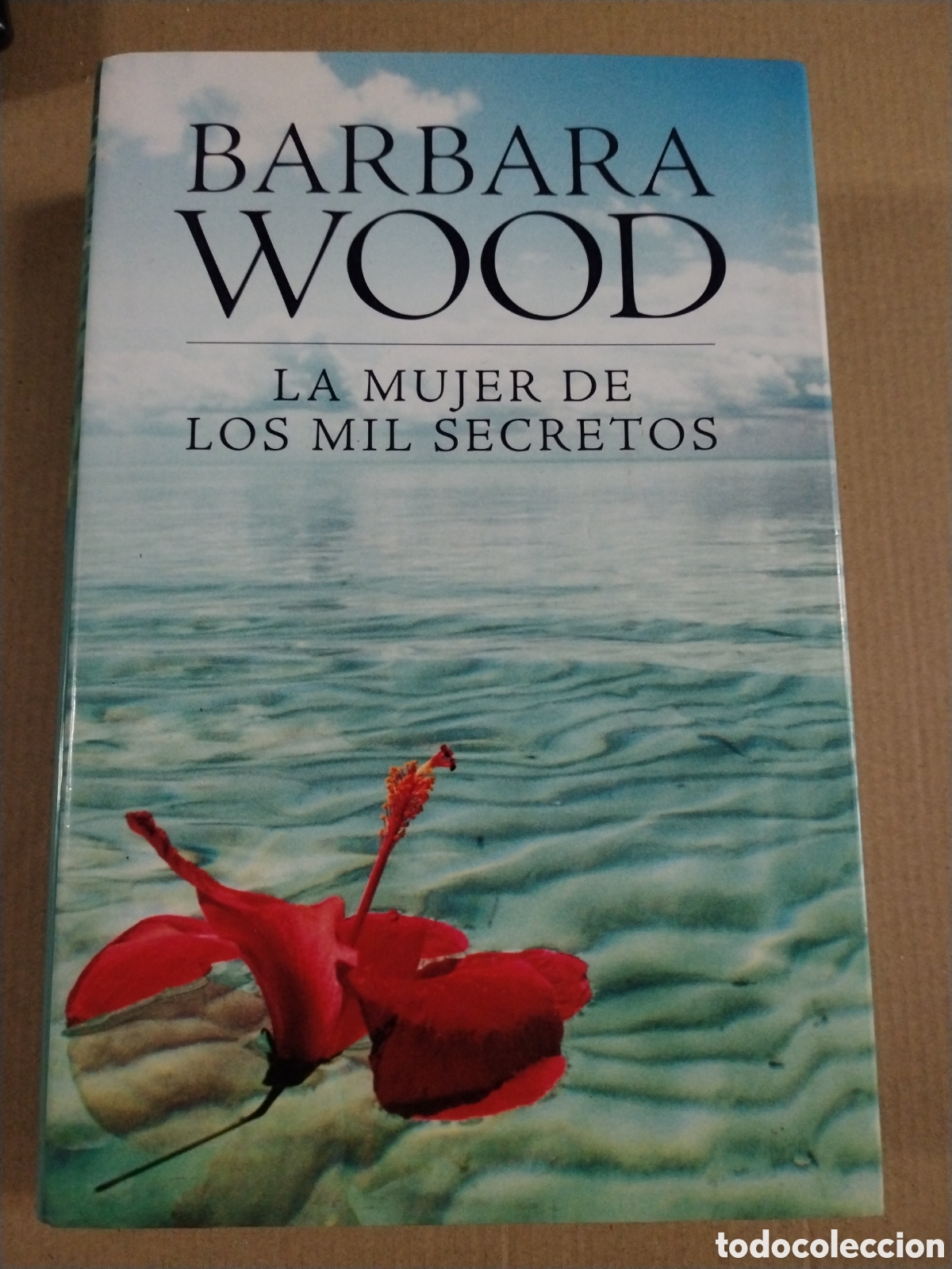 books: LA MUJER DE LOS MIL SECRETOS / BARBARA WOOD