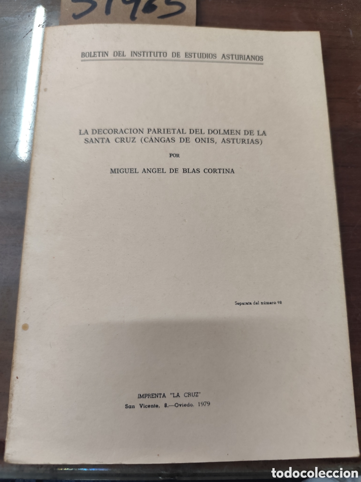 Libri di seconda mano: LA DECORACION PARIETAL DEL DOLMEN DE LA SANTA CRUZ. Cangas de On&iacute;s. Asturias. Dedicatoria autografa