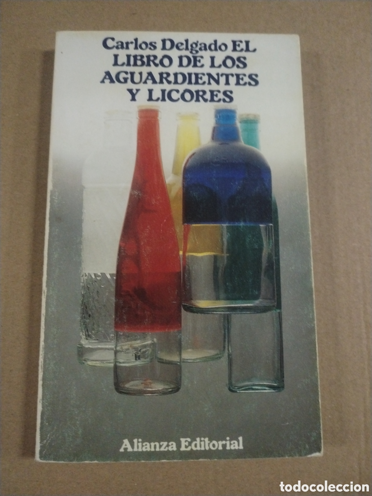 Livros em segunda m&atilde;o: EL LIBRO DE LOS AGUARDIENTES Y LICORES. CARLOS DELGADO.