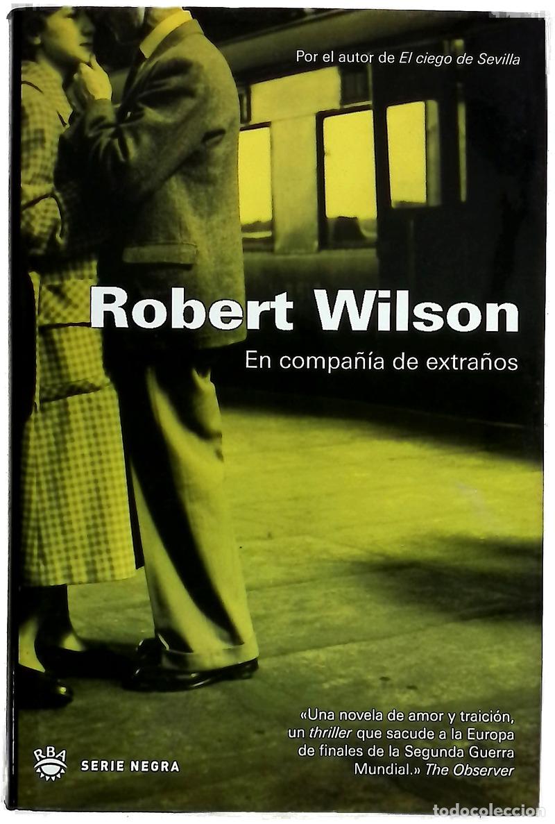 Libri di seconda mano: En compa&ntilde;&iacute;a de extra&ntilde;os - Wilson, Robert