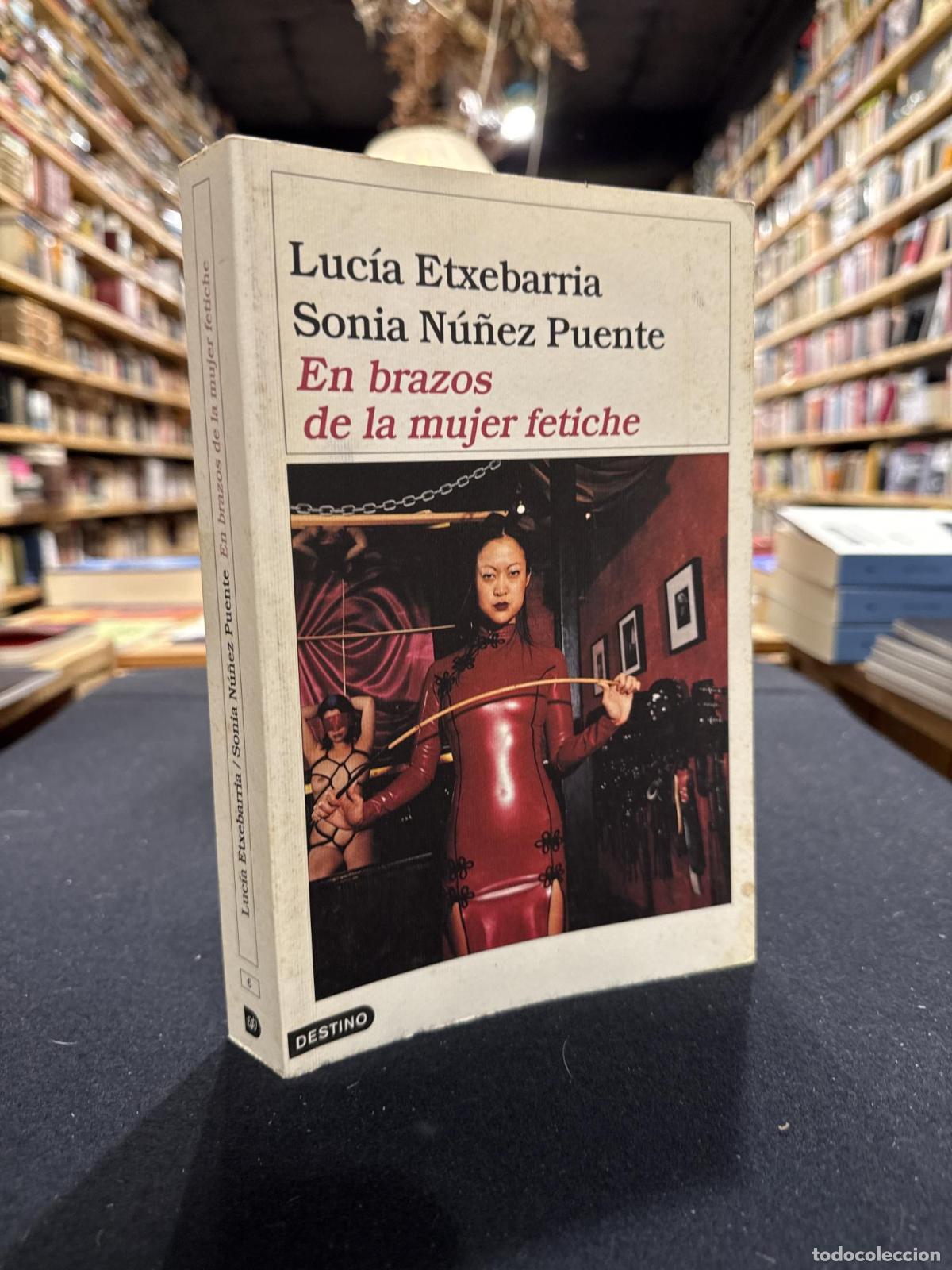 Libros: En brazos de la mujer fetiche - Luc&iacute;a Etxebarria