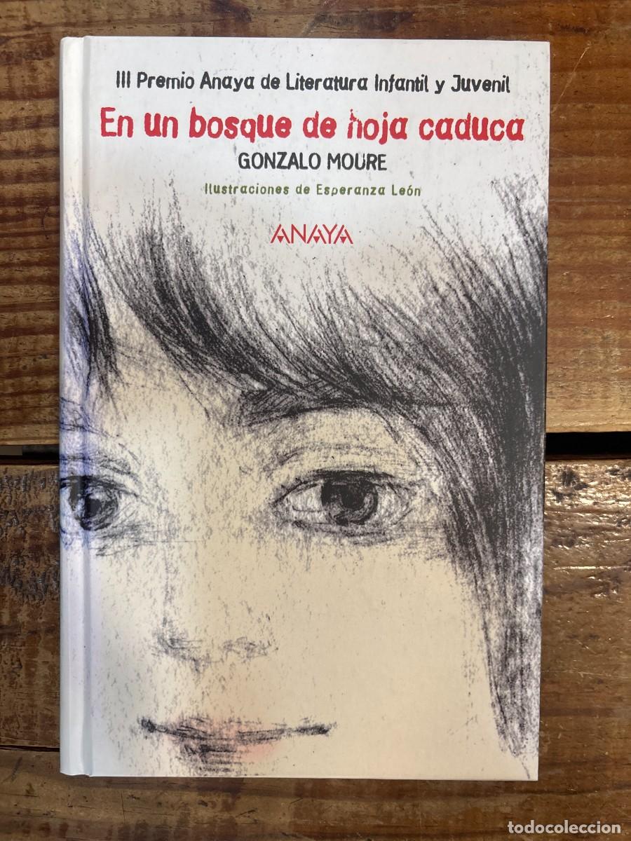 Livros em segunda m&atilde;o: En un bosque de hoja caduca (Spanish Edition) Moure, Gonzalo