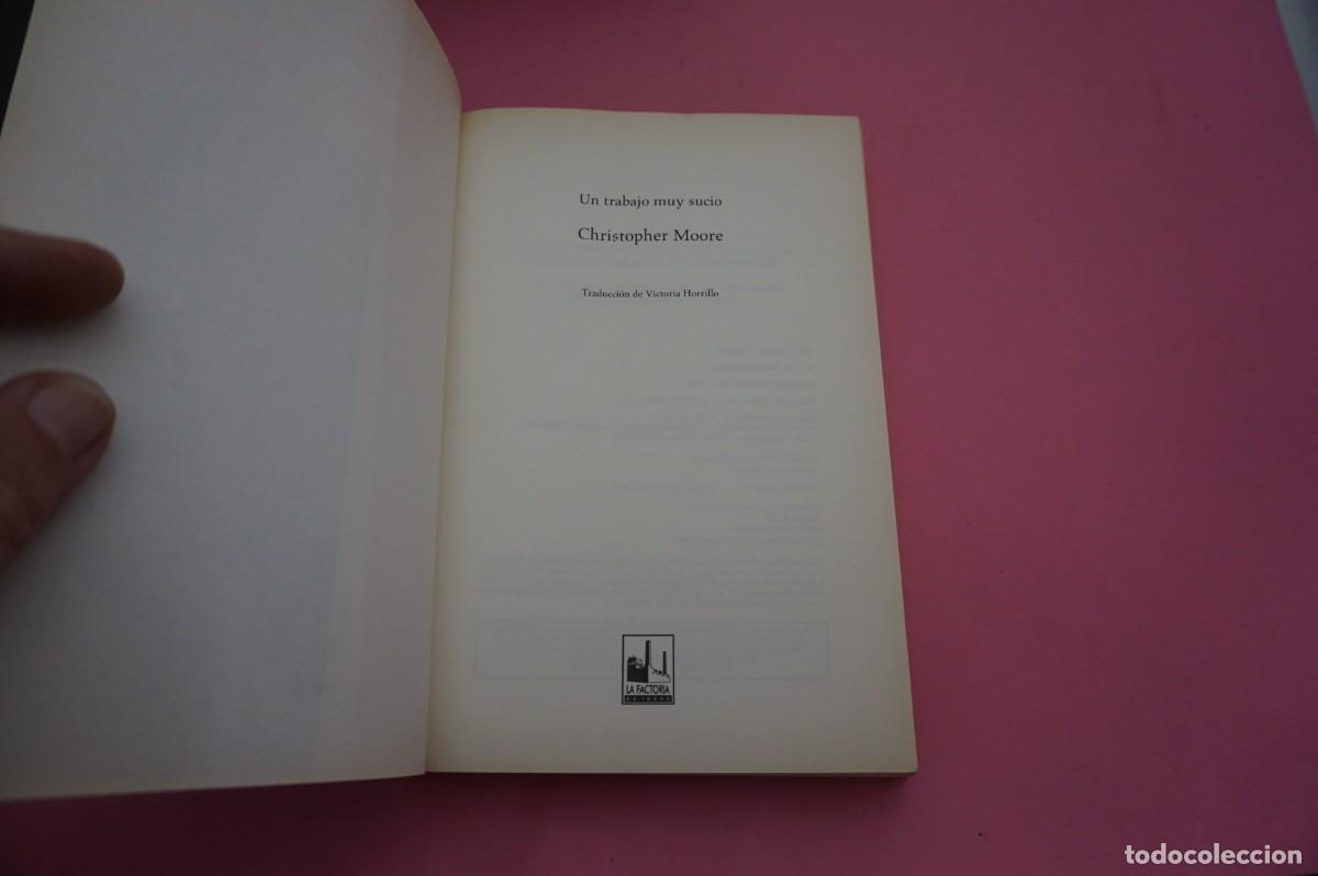 Libros: 7C/ UN TRABAJO MUY SUCIO - CHRISTOPHER MOORE / LA FACTORIA - Foto 2