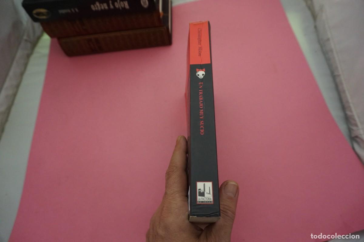 Libros: 7C/ UN TRABAJO MUY SUCIO - CHRISTOPHER MOORE / LA FACTORIA - Foto 7