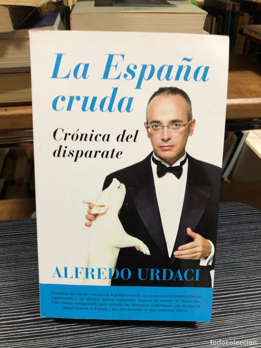 Libri di seconda mano: La Espa&ntilde;a cruda. Cr&oacute;nica del disparate Alfredo Urdaci