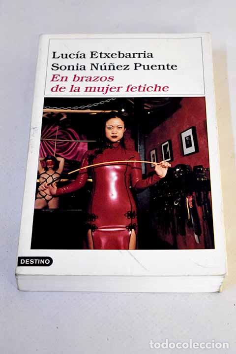 Livres: En brazos de la mujer fetiche.- Etxebarr&iacute;a, Luc&iacute;a