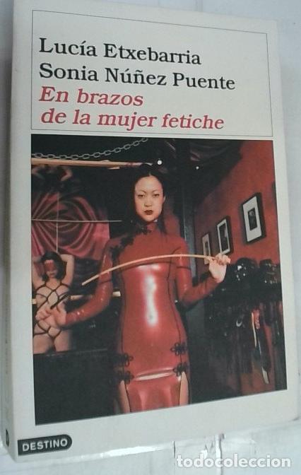 Livros em segunda m&atilde;o: En brazos de la mujer fetiche - Etxebarria, Luc&iacute;a: