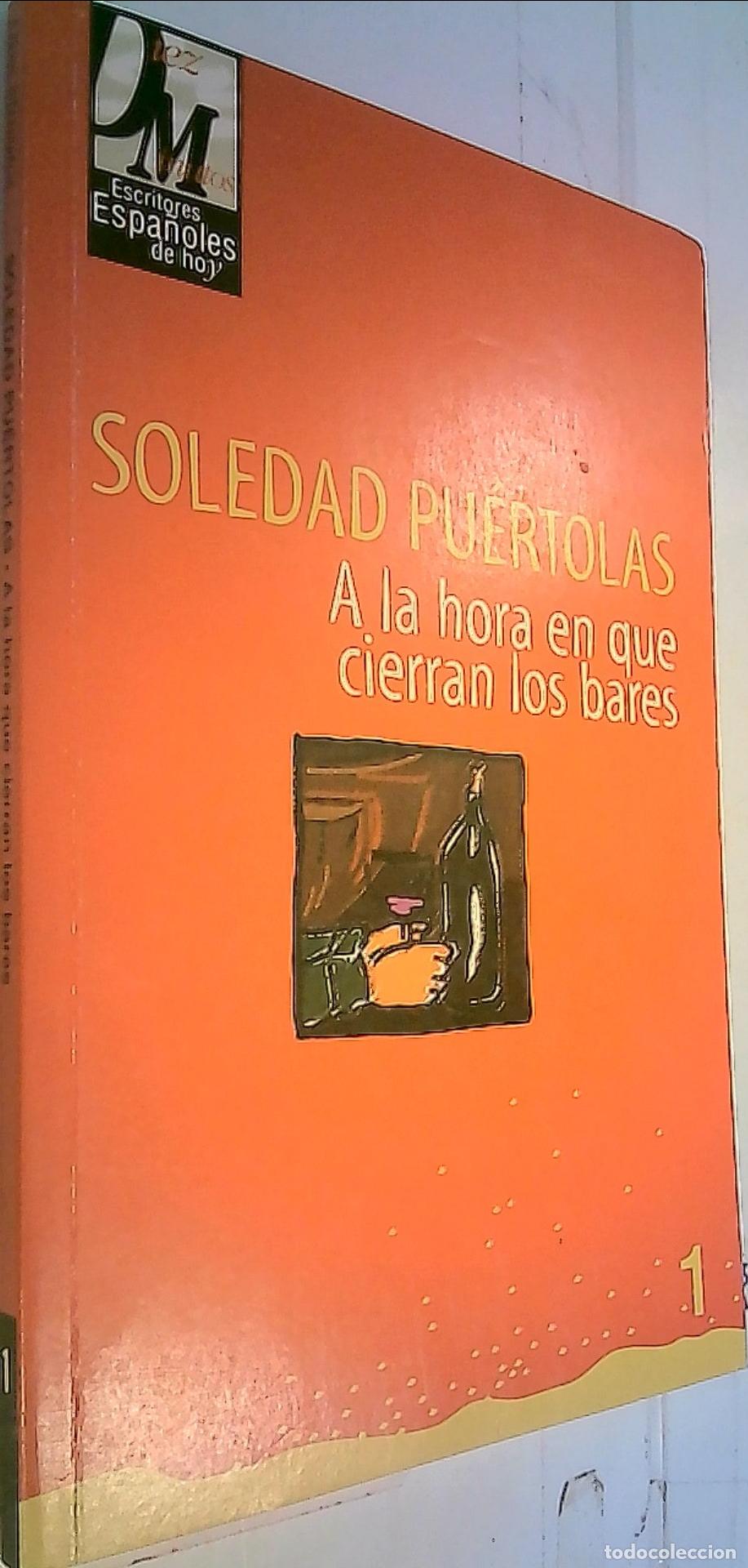 Libri di seconda mano: A la hora en que cierran los bares - Pu&eacute;rtolas, Soledad: