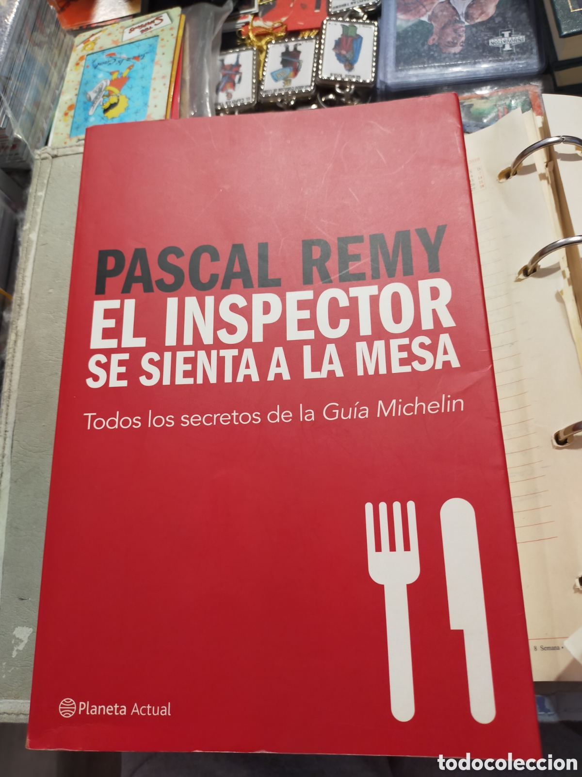 books: EL INSPECTOR SE SIENTA A LA MESA PASCAL REMY planeta actual