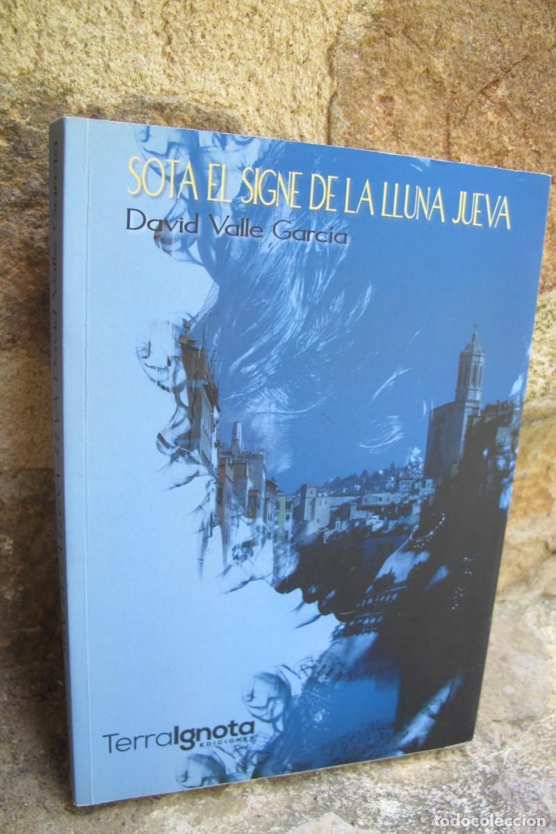 Libros: SOTA EL SIGNE DE LA LLUNA JUEVA. DAVID VALLE GARCIA. DEDICAT I FIRMAT PEL DAVID