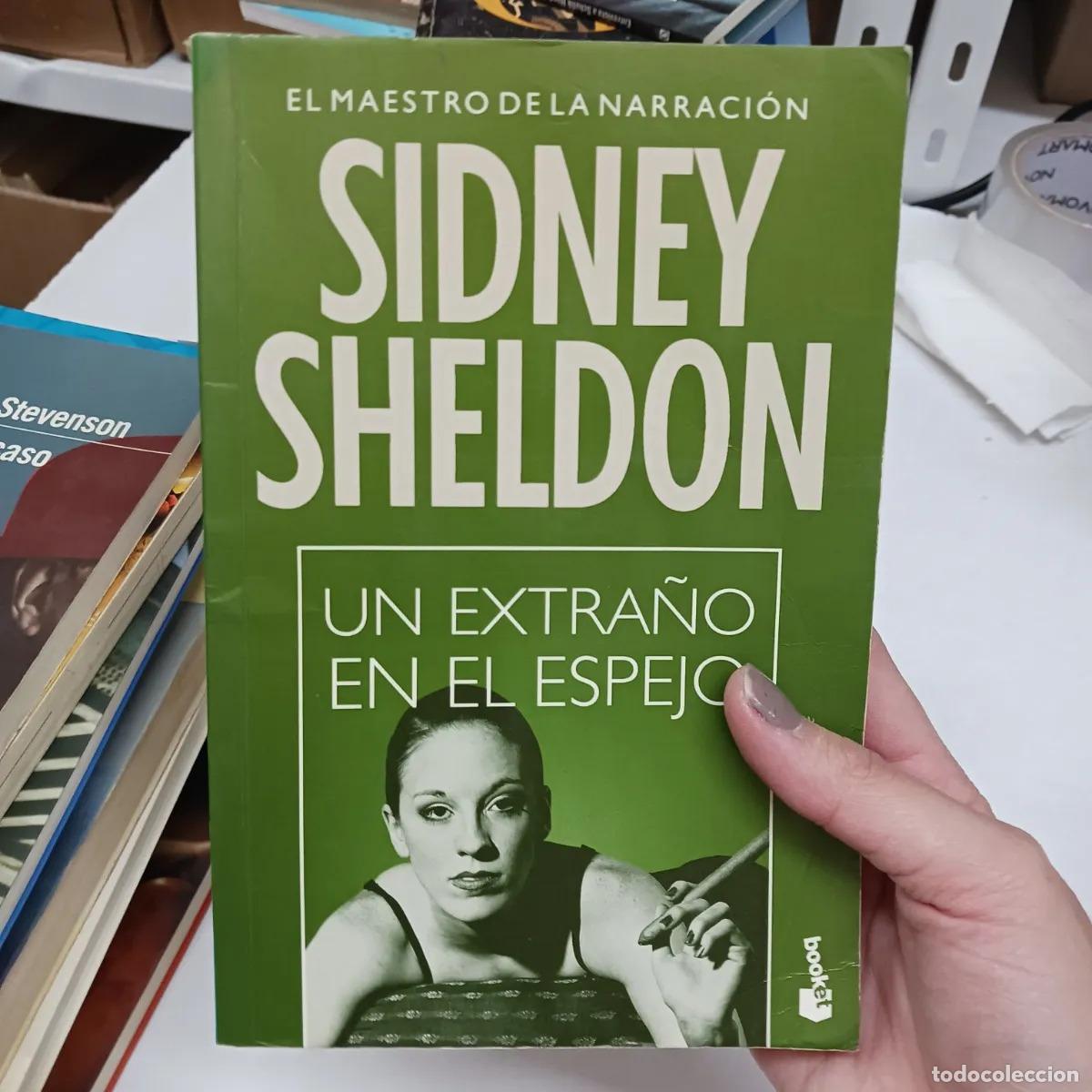 Livres: Un extra&ntilde;o en el espejo (det.) - Sidney Sheldon