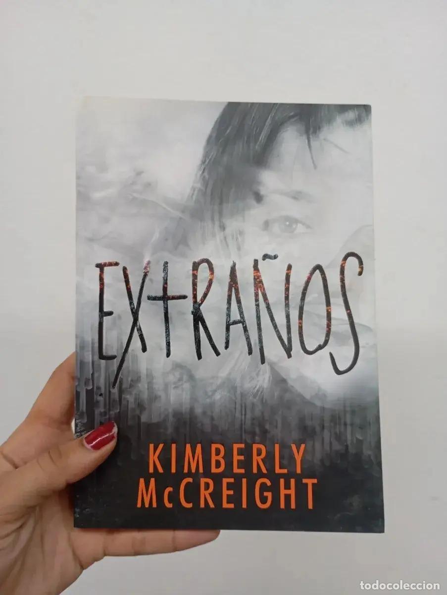 Libros: Extra&ntilde;os - Kimberly McCreight - Foto 1