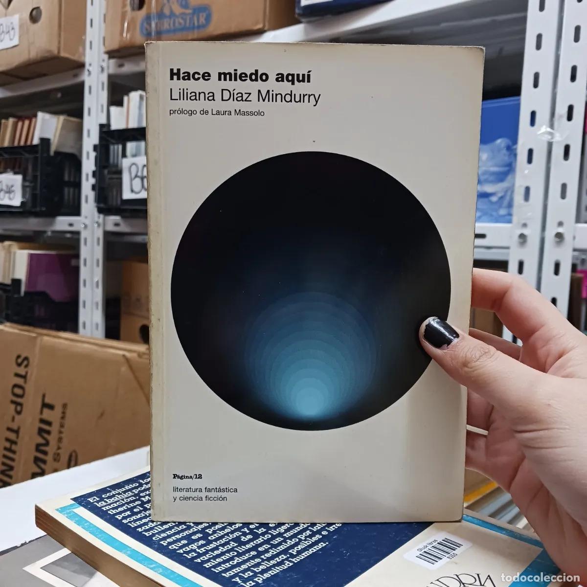 Livres: Hace miedo aqui - Liliana Diaz Mindbury
