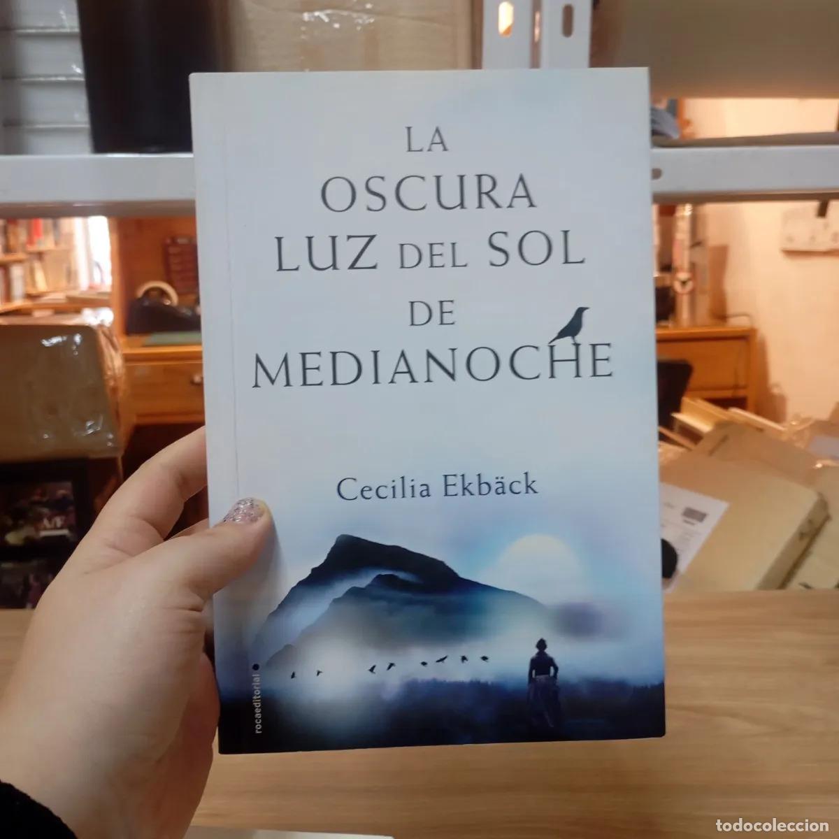 books: La oscura luz del sol de medianoche - Cecilia Ekb&auml;ck