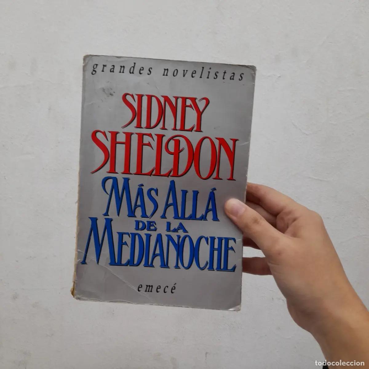 B&uuml;cher: M&aacute;s all&aacute; de la medianoche (detalle) - Sidney Sheldon