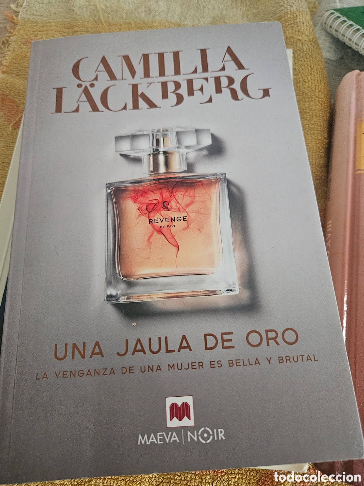 Libros: Una jaula de oro, Camilla Lackberg firmado
