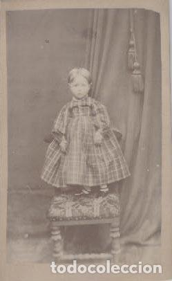 Libri di seconda mano: Fotograf&iacute;a. Ni&ntilde;a subida en una silla - FOTOGRAF&Iacute;A ANTIGUA: