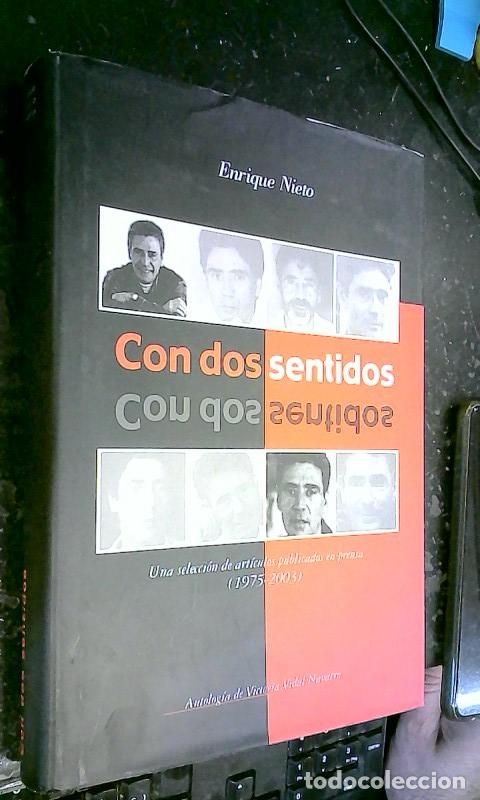 Libri di seconda mano: Con dos sentidos. Una selecci&oacute;n de art&iacute;culos publicados en prensa. (1975-2003) - NIETO, Enrique: