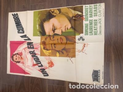 Libri di seconda mano: CARTEL DE CINE UN LUGAR EN LA CUMBRE. SIMONE SIGNORET. LAURENCE HARVEY. HEATHERT SEARS. 70X100 CM AP