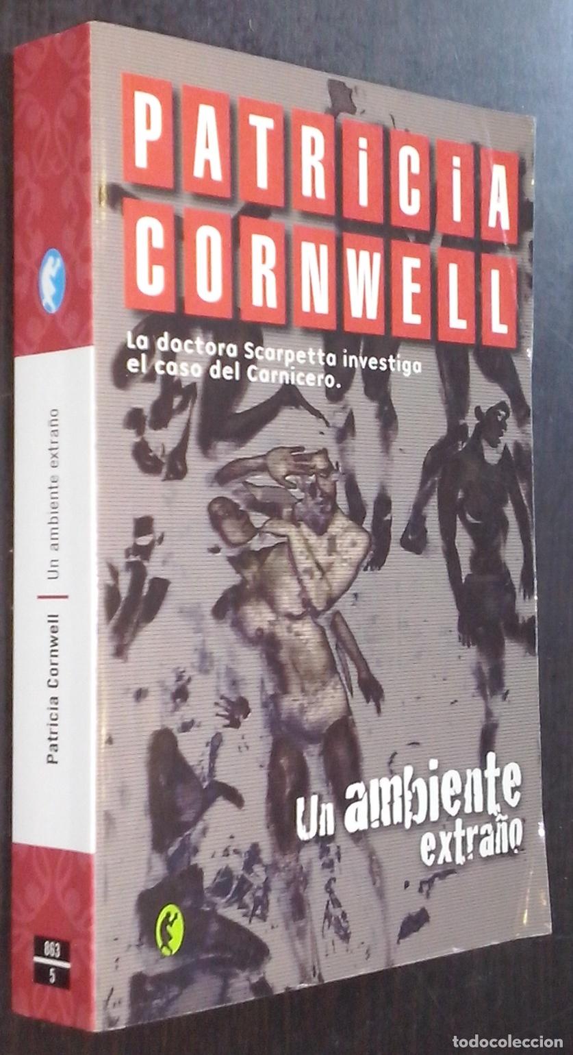 Libri di seconda mano: Un ambiente extra&ntilde;o - CORNWELL, Patricia :