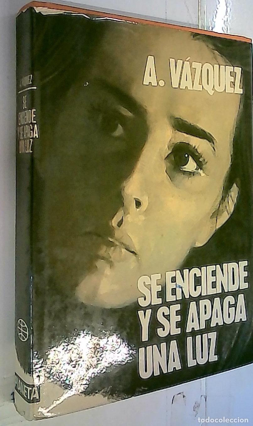 Libri di seconda mano: Se enciende y se apaga una luz - V&aacute;zquez, Angel: