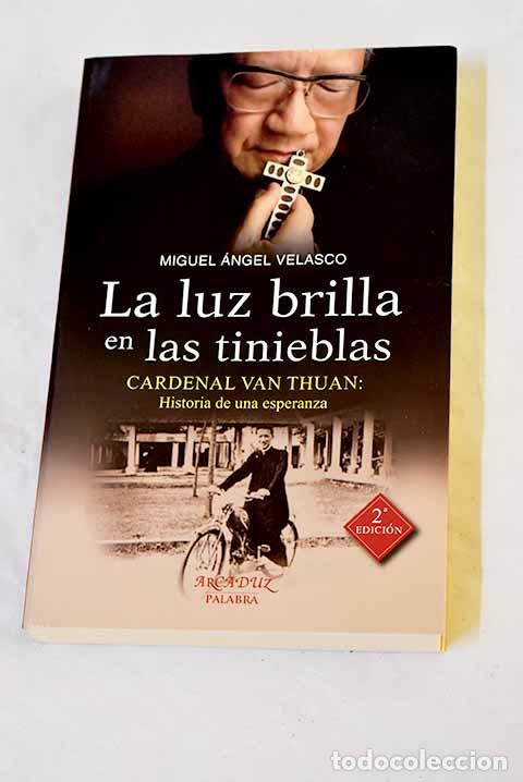 books: La luz brilla en las tinieblas: Cardenal Van Thuan : historia de una esperanza