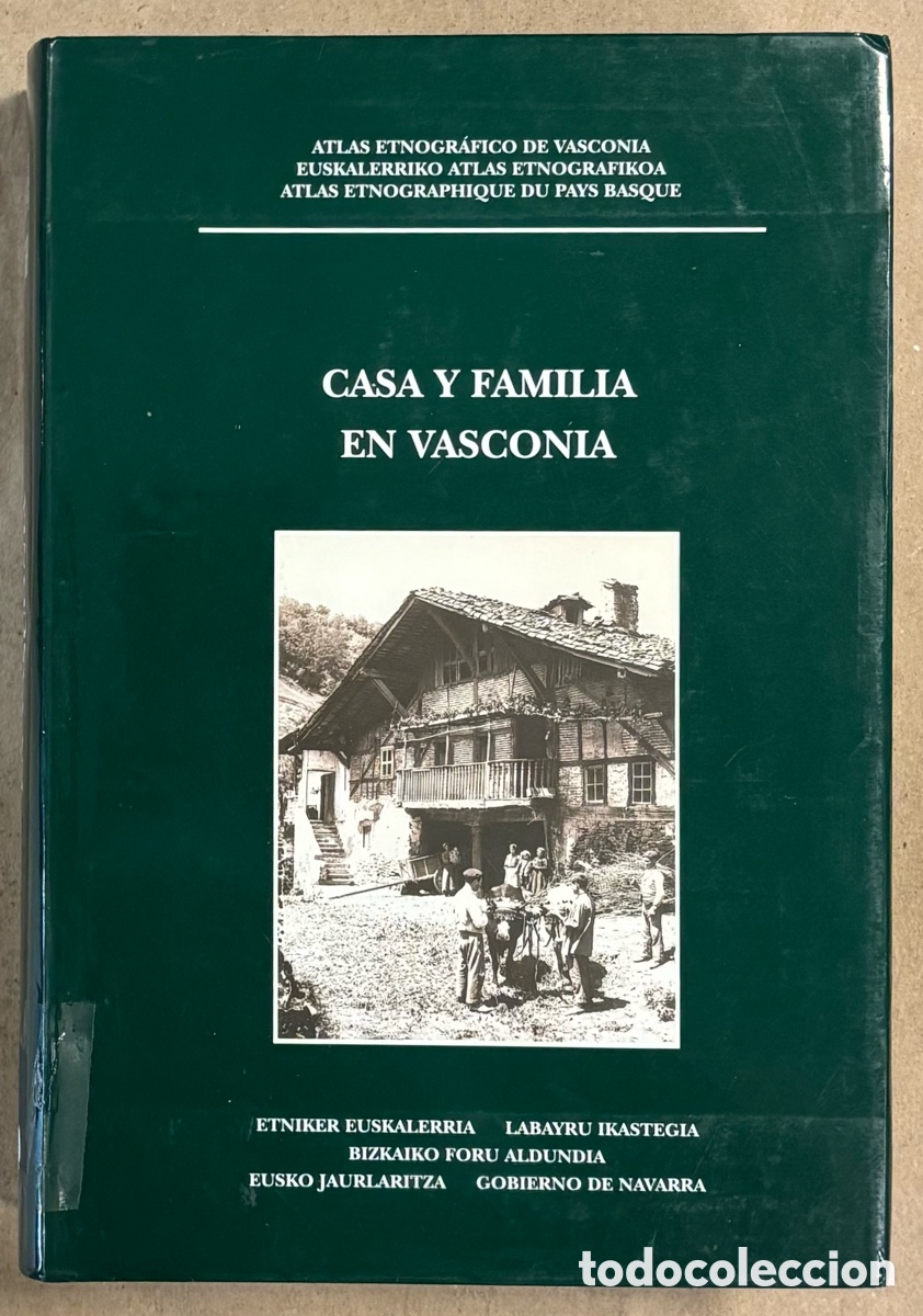 Libri di seconda mano: CASA Y FAMILIA EN VASCONIA. VV.AA. ATLAS ETNOGR&Aacute;FICO DE VASCONIA.