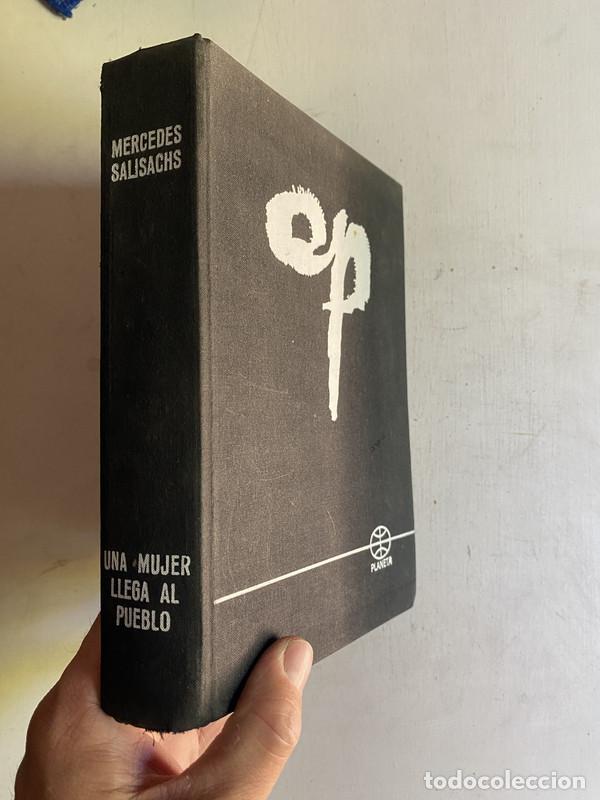 Libri di seconda mano: Una mujer llega al pueblo - Salisachs, Mercedes