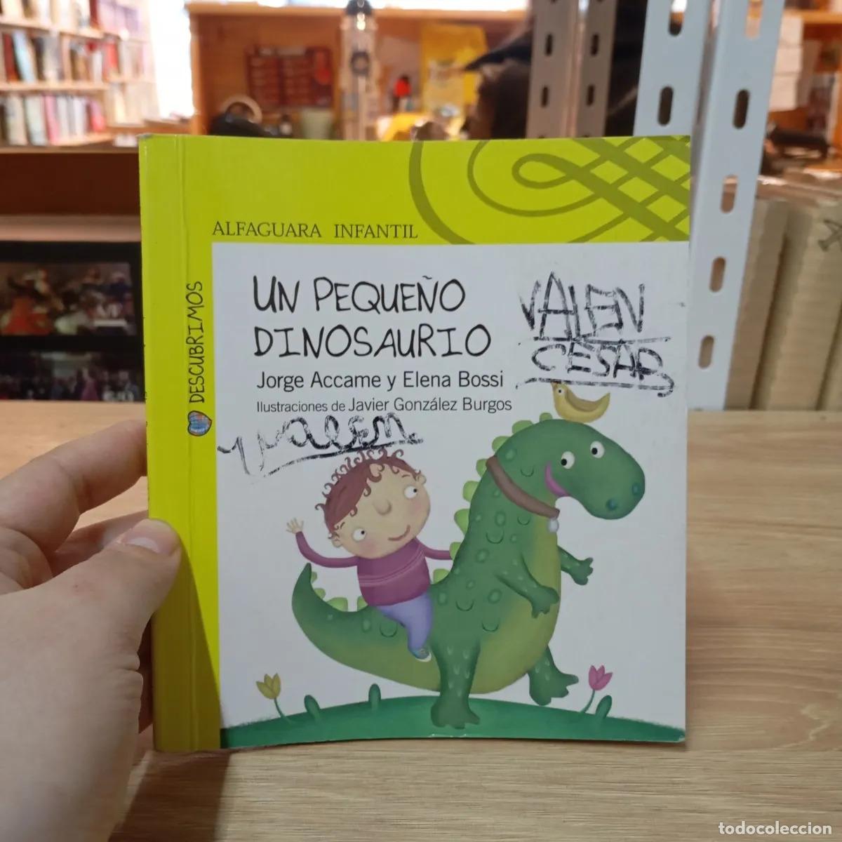 Libros: Un peque&ntilde;o dinosaurio - Accame, Bossi