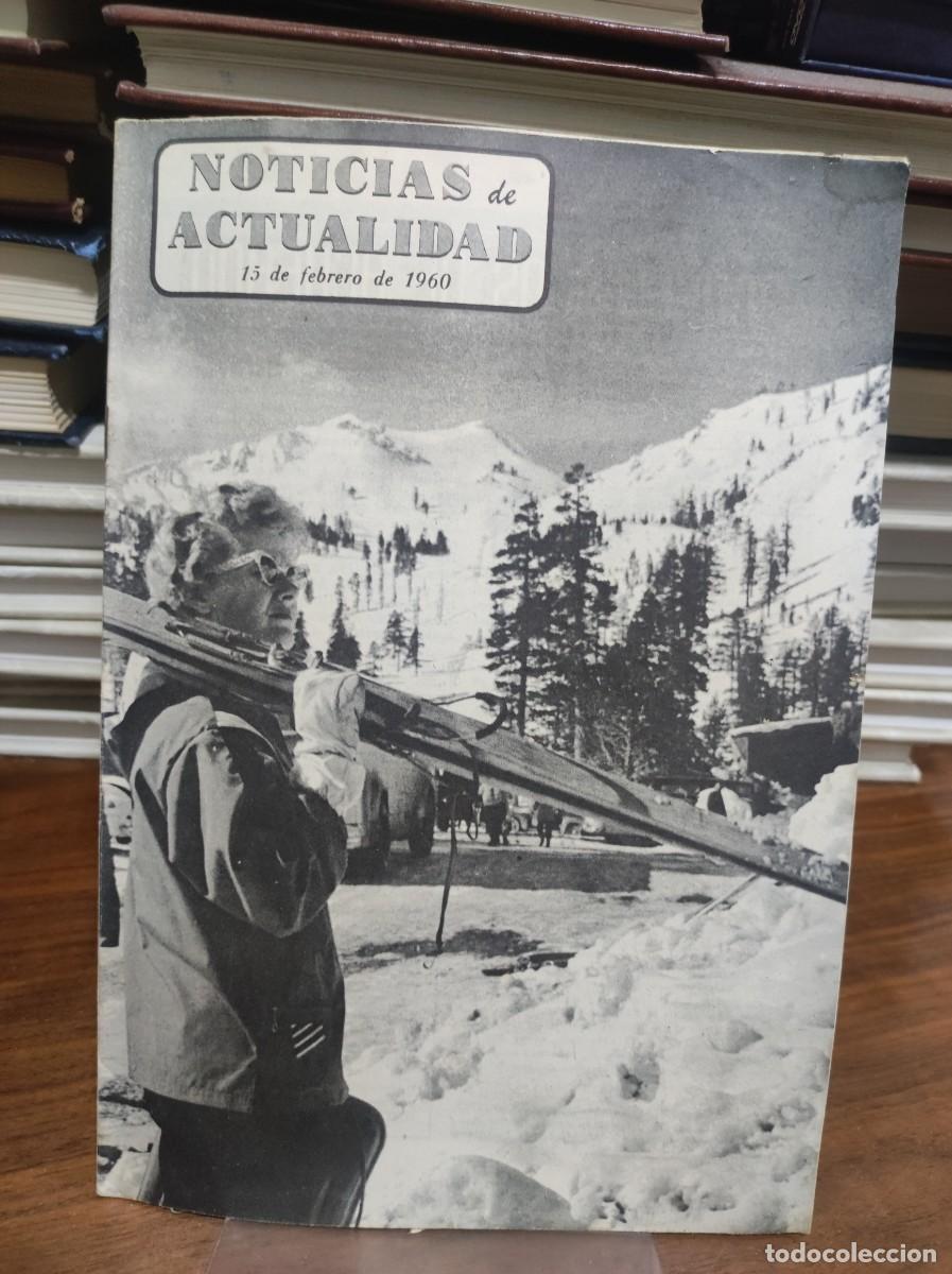 Libros: Noticias de Actualidad (15 de febrero de 1960) Portada: Mujer esquiadora cargando esqu&iacute;s en la nie