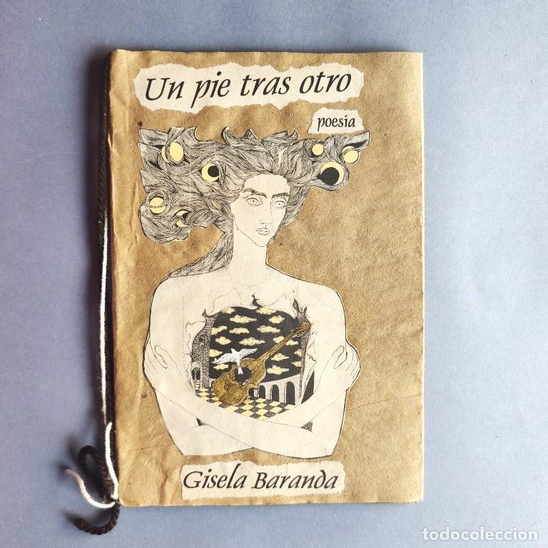 books: Un Pie Tras Otro. Poes&iacute;a. Dibujos originales para esta edici&oacute;n: Violeta Naranjo. - Baranda, Gisela.