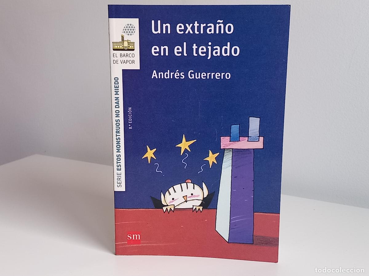 Libros: ANDR&Eacute;S GUERRERO - UN EXTRA&Ntilde;O EN EL TEJADO - EDITORIAL SM, 2016 - MUY ILUSTRADO - MUY BUEN ESTADO