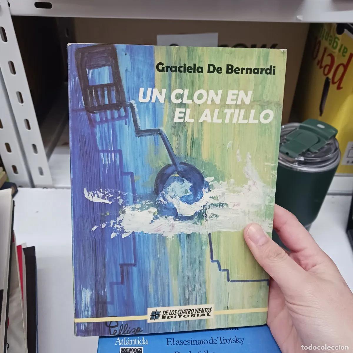 Livros em segunda m&atilde;o: Un clon en el altillo (det.) - Graciela De Bernardi