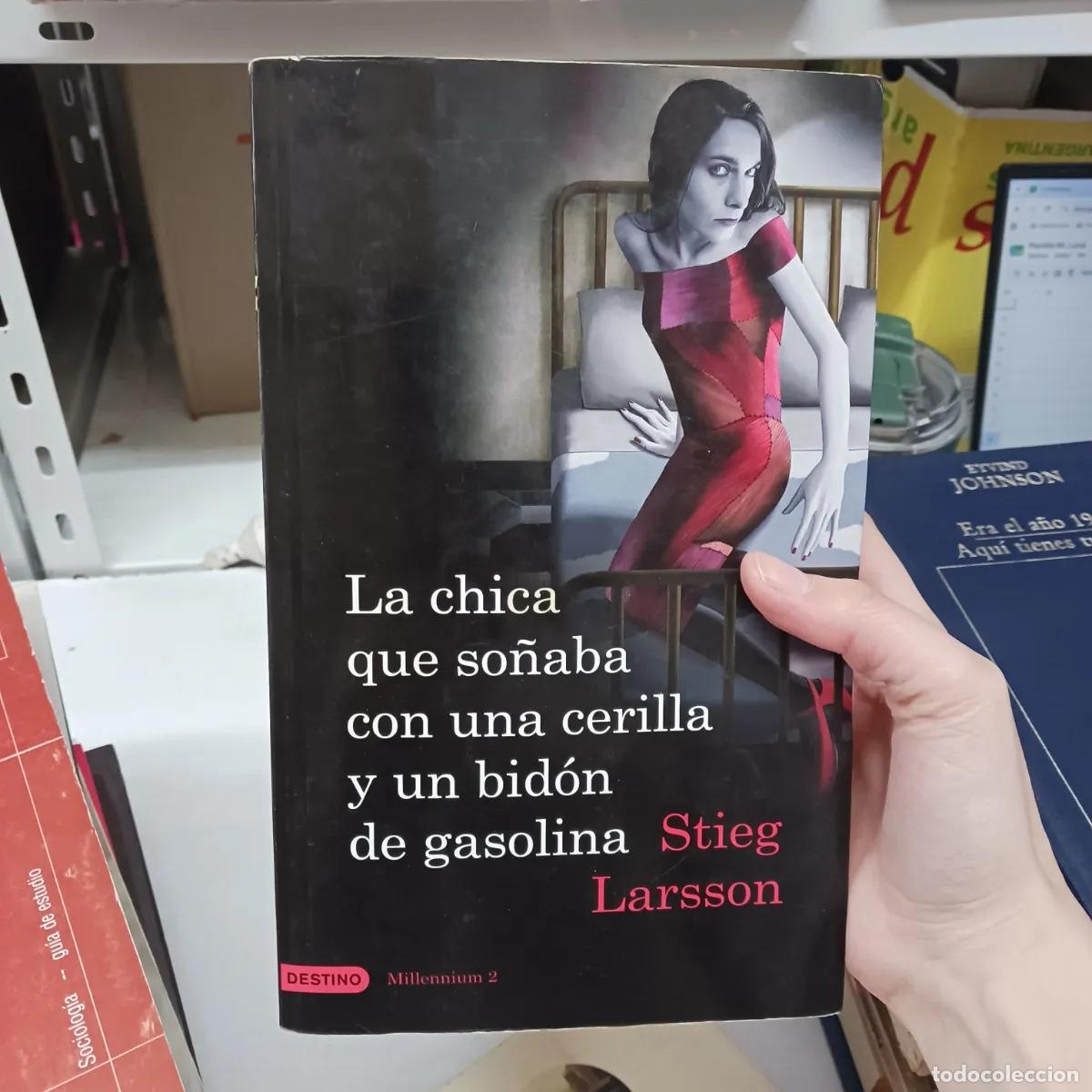 books: La chica que so&ntilde;aba con una cerilla y un bidon de gasolina (det.) - Stieg Larsson