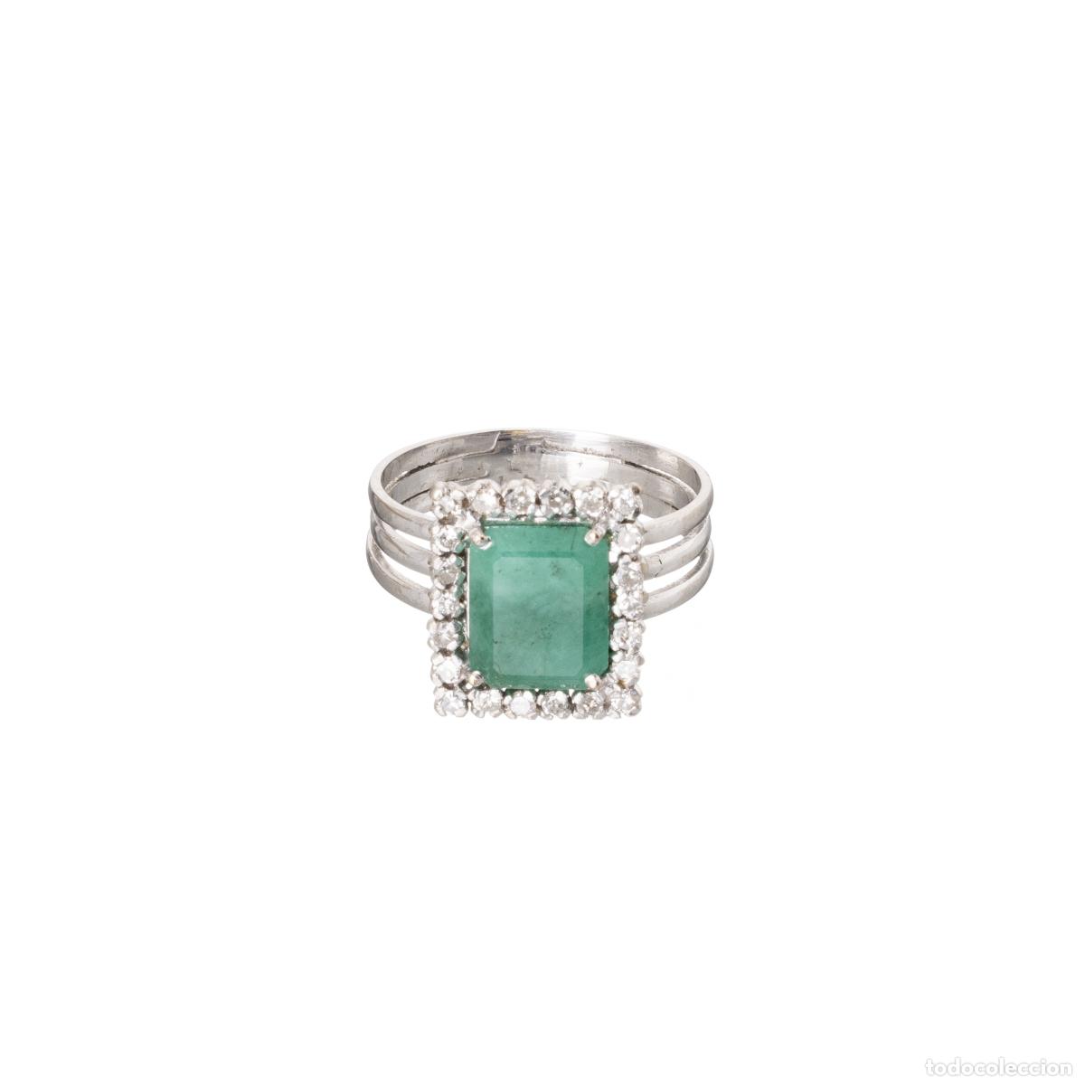 books: Joyas - Anillo de oro, esmeraldas y diamantes