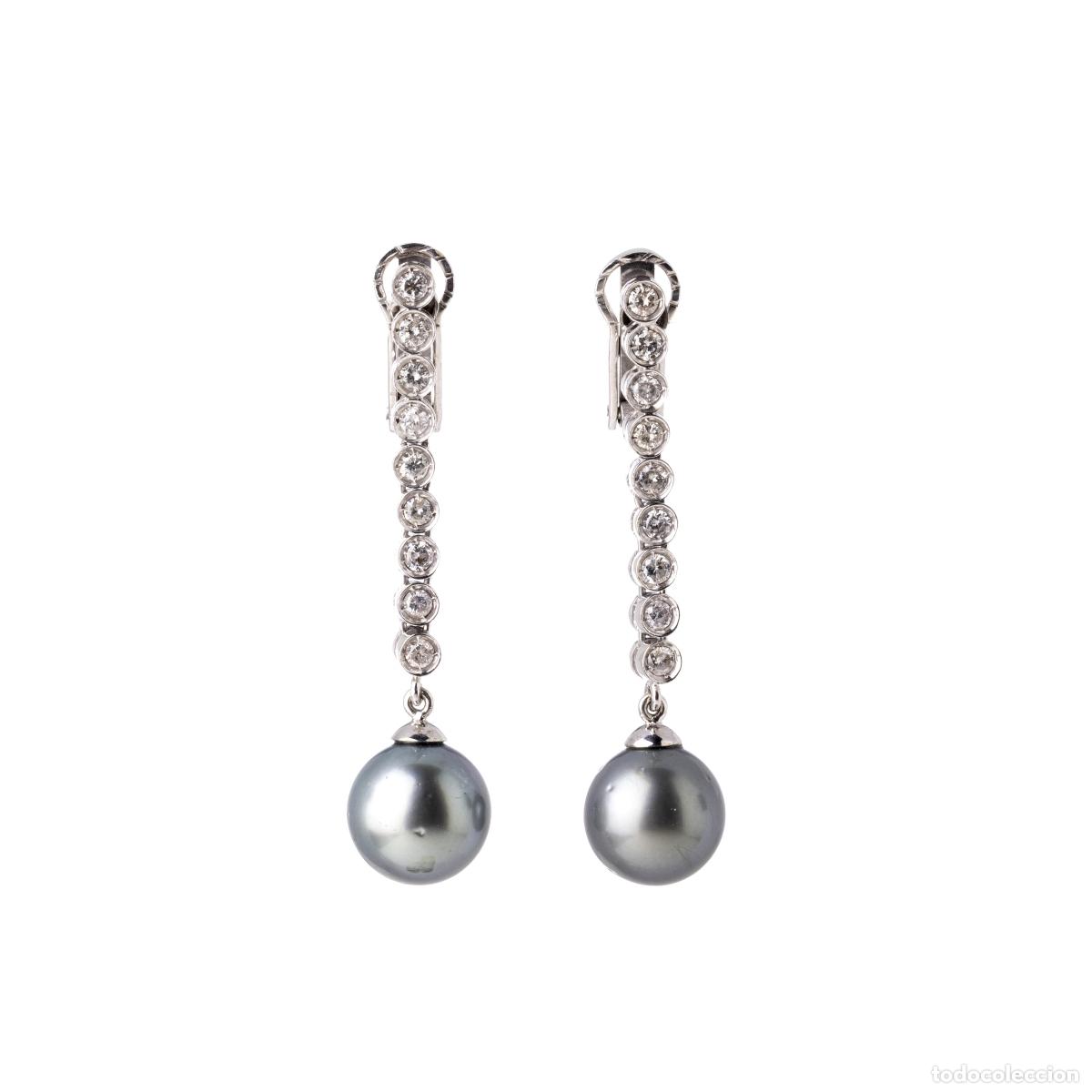 books: Joyas: Par de pendientes de oro de 18 quilates, perlas y diamantes.