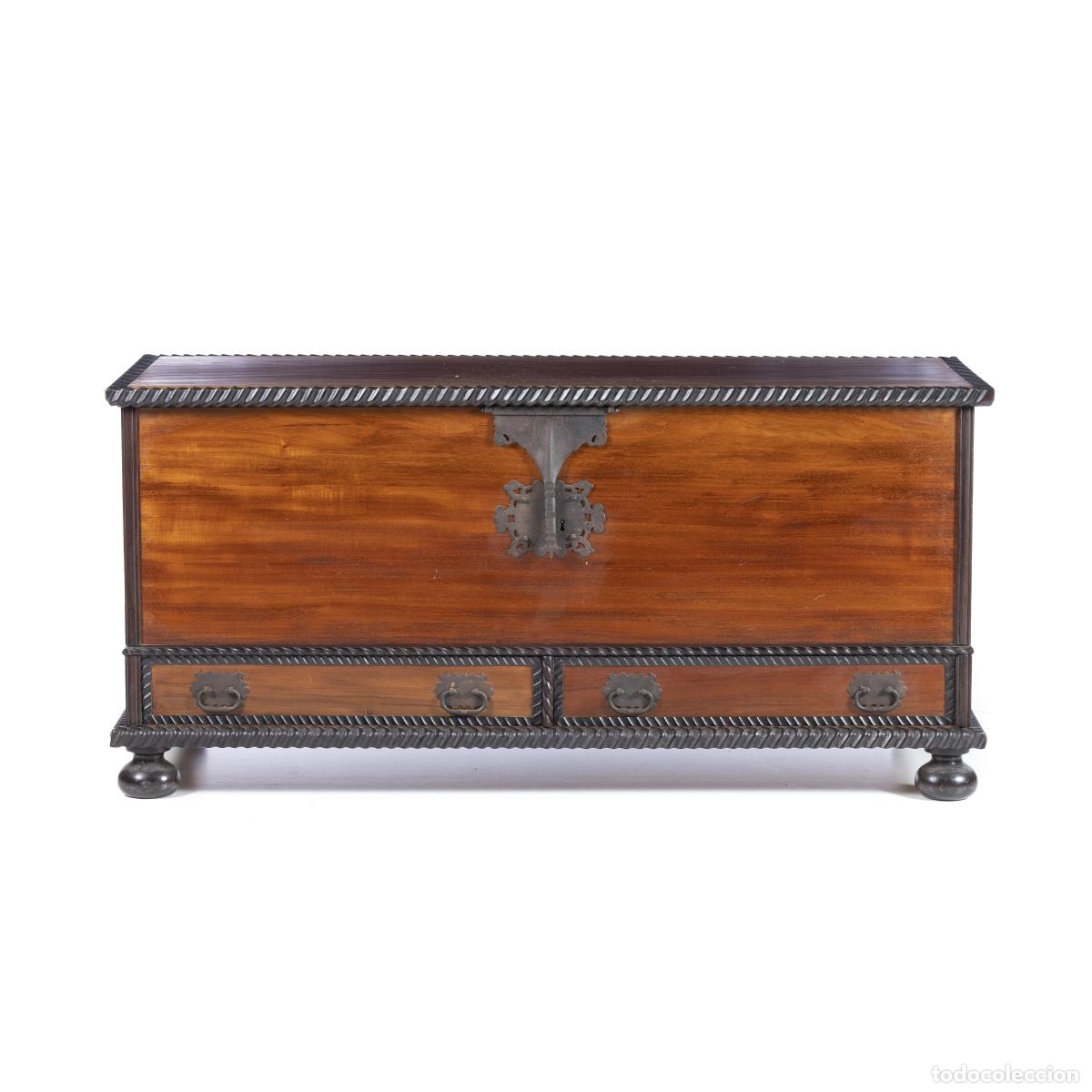 Libros: Muebles - C&oacute;moda con dos cajones, de madera de caoba - siglo XVIII