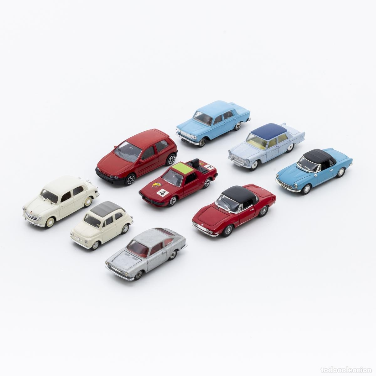 Libri di seconda mano: Juguetes - 9 coches en miniatura de la marca FIAT.