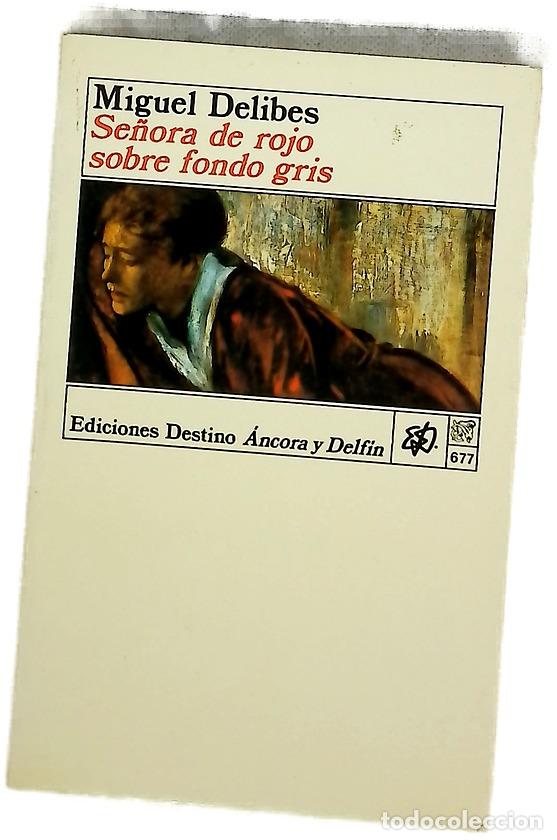 Libros: Se&ntilde;ora de rojo sobre fondo gris