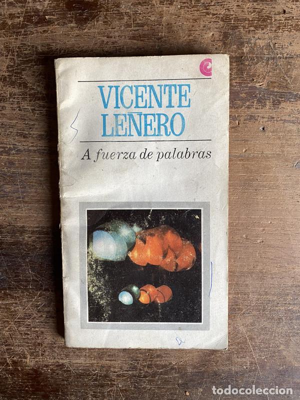 Livres: A fuerza de palabras - Le�ero Vicente