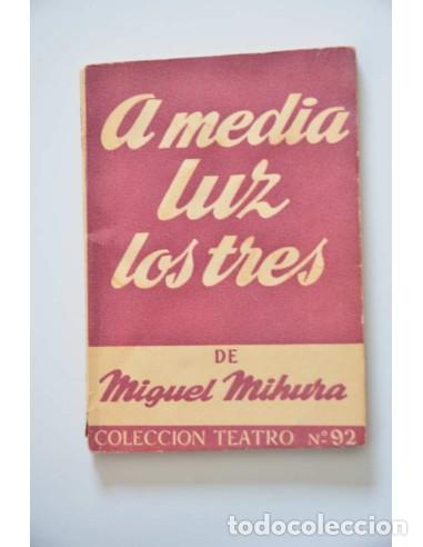 Libros: A media luz los tres - MIHURA, Miguel