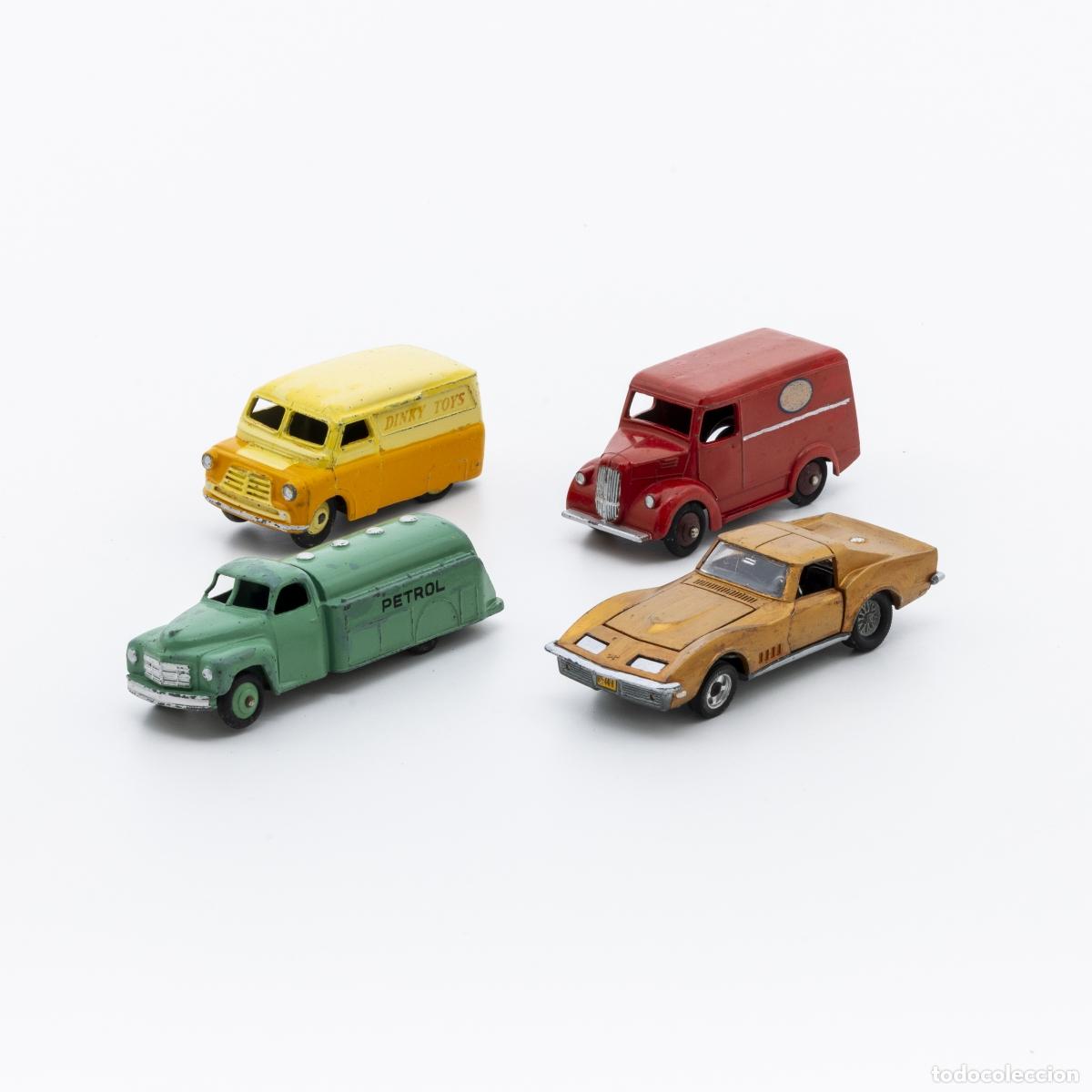 Livres: Juguetes - Cuatro coches de juguete Dinky