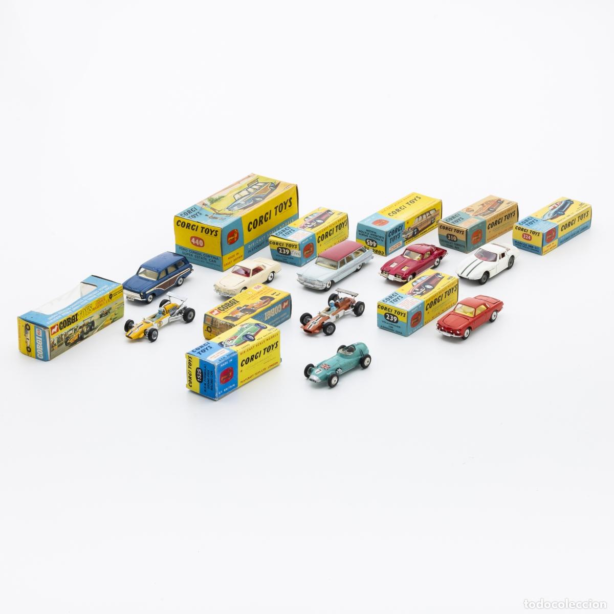 books: Juguetes - Nueve coches de Corgi Toys