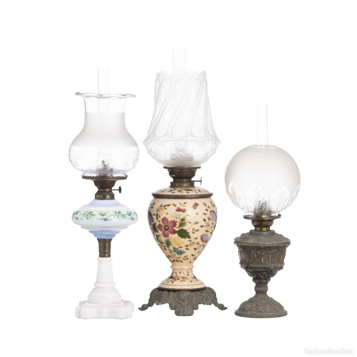 Livres: Iluminaci&oacute;n - Tres l&aacute;mparas de mesa de aceite - Cristal opalino - Siglo XIX