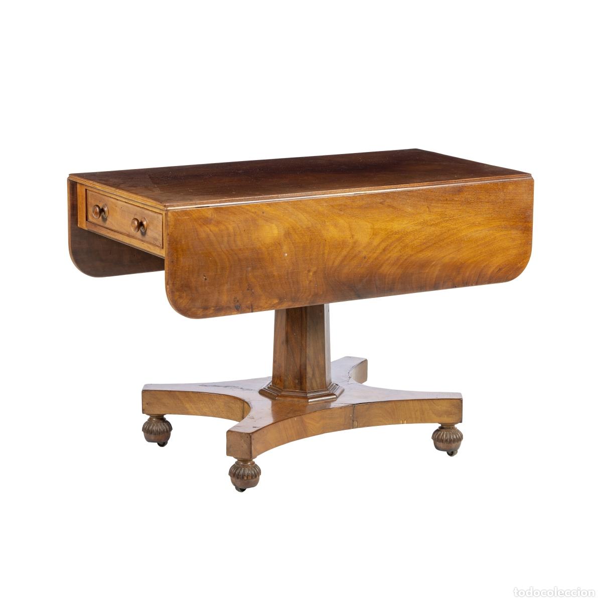Libri di seconda mano: Muebles - Mesa auxiliar para sof&aacute; - Siglo XIX