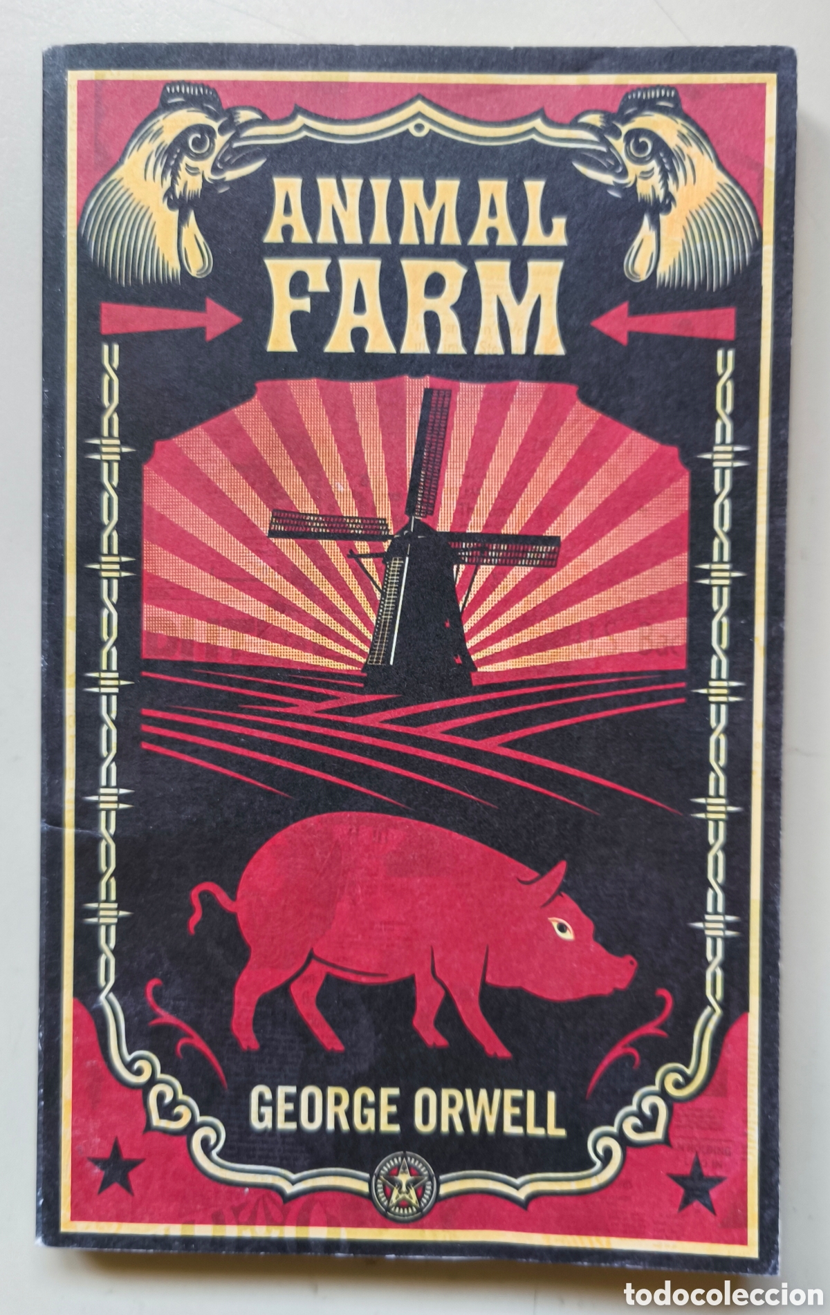 Libros: Rebeli&oacute;n en la granja de George Orwell con dise&ntilde;o de portada de Shepard Fairey.